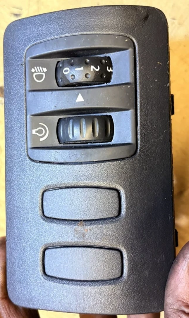 Renault Clio Mk3 headlight level and instrument illumination dimmer switch panel front view