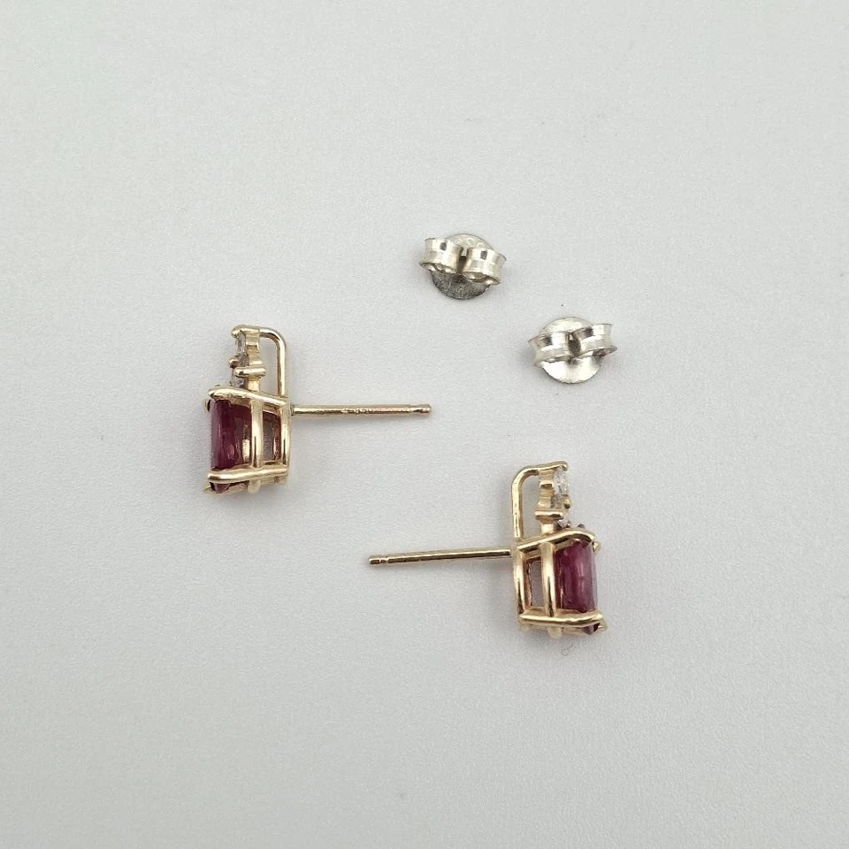 Brincos ovais de ouro amarelo 14K com destaque de rubi natural e topázio branco cintilante - Imagem 2 de 4