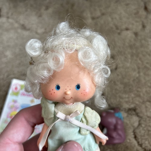 Pastel de ángel de fresa de colección con mofeta de souffle para mascotas y peine años 80 - Imagen 4 de 22