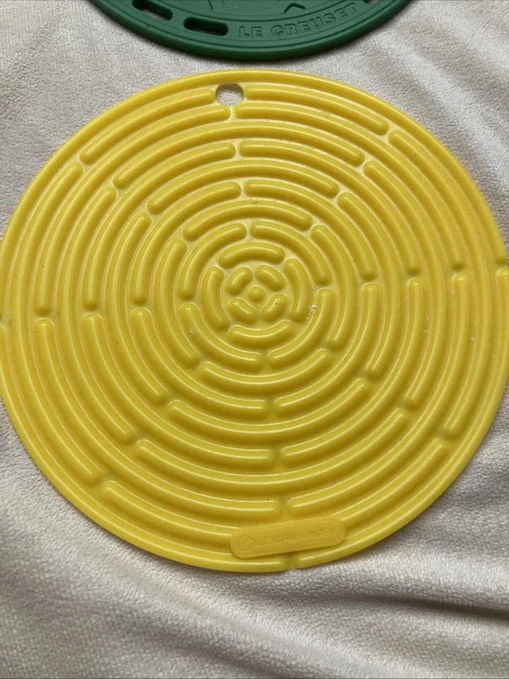 Le Crueset 2 remaches de silicona franceses de 8 pulgadas color verde amarillo usados en excelente estado Foto 3 de 4