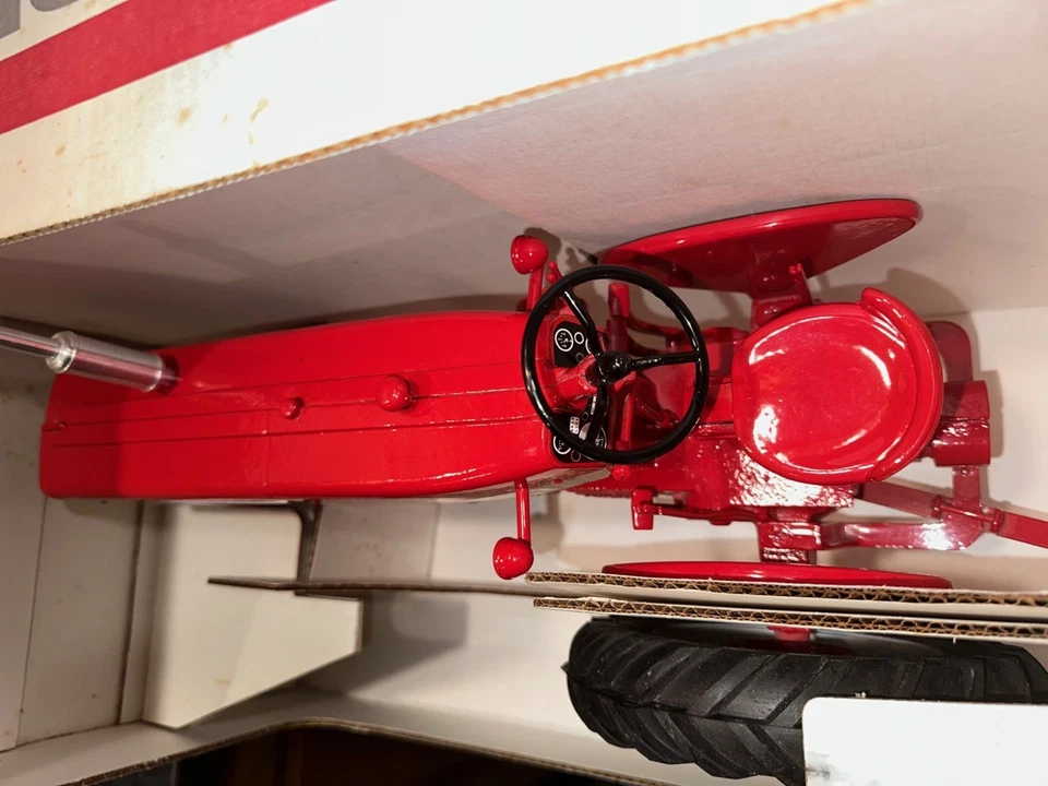 Scale Models Farmall 560 Narrow Front 1:8 Tractor Collectors Edition HUGE - Image 3 of 4