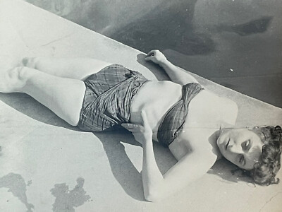FOTO Fotografie, eine langjährige Frau am Wasser im Badeanzug
