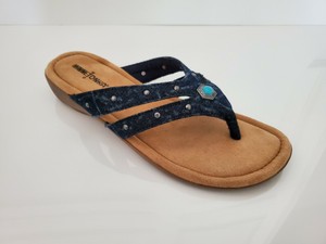 10 wide sandals