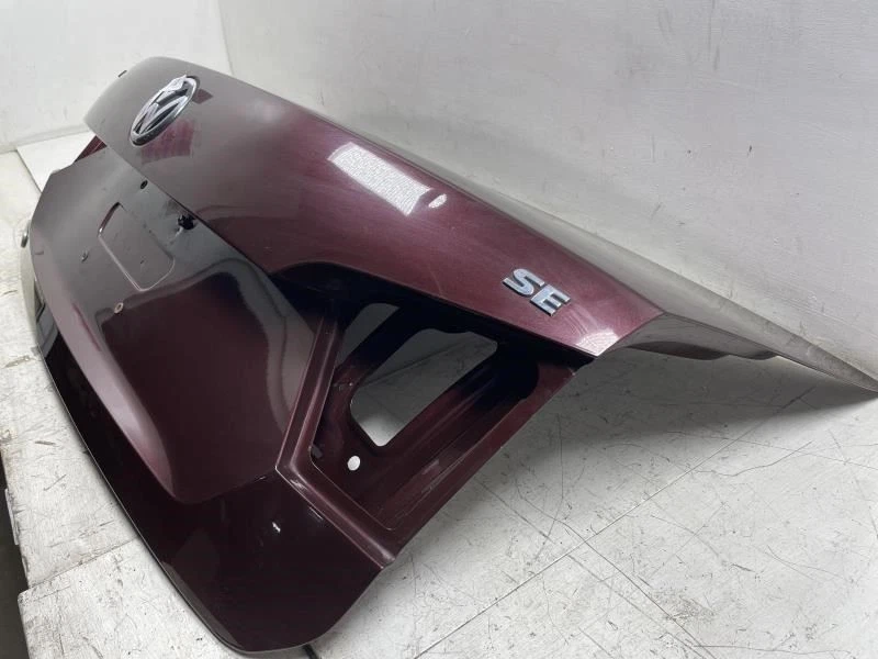 Volkswagen Passat SE 2012 2015 tapa del maletero trasero portón trasero carcasa roja OEM+ Foto 2 de 4