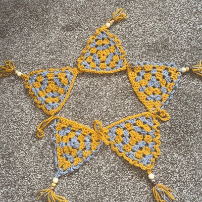 Handarbeit gehäkelt Granny Square Dreieck Wimpel Boho Festival Camper Girlande