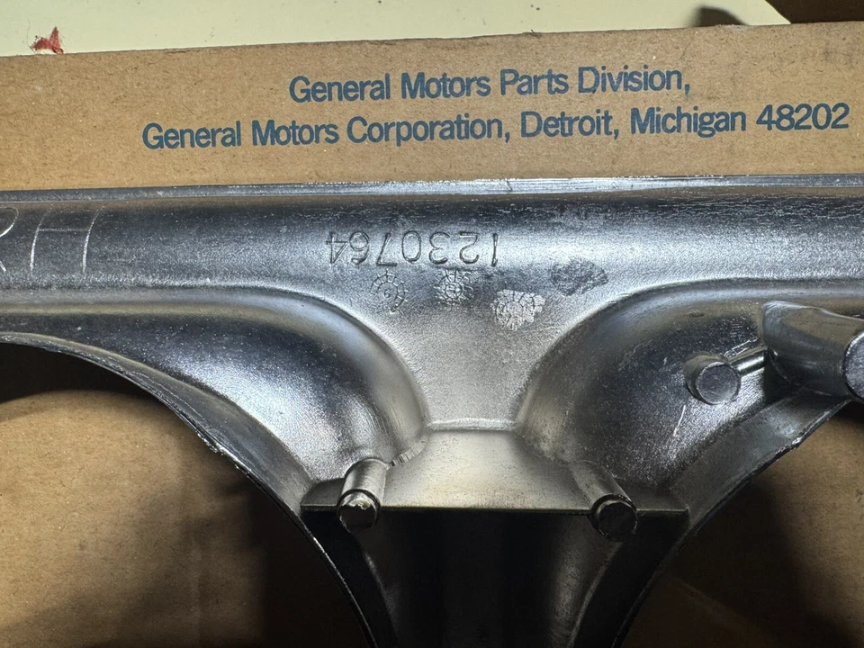 Ободок фары 1970 Buick Skylark GS новый из старых запасов - Изображение 3 из 4