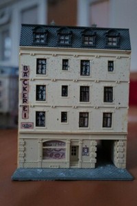 N gauge 1:160 Historic NORTH EUROPEAN Apartment block with downstairs bakers.