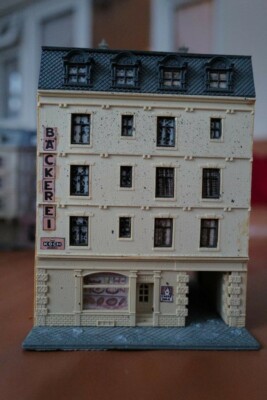 Spur N 1:160 Historischer NORDEUROPÄISCHER Wohnblock mit Bäcker im Erdgeschoss.