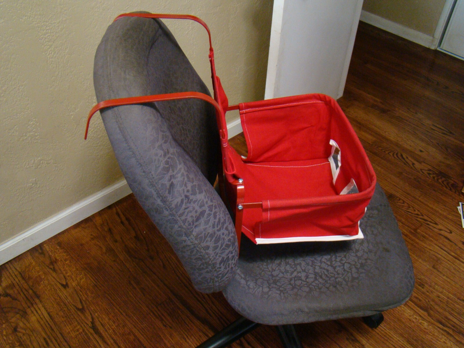 red-vintage-style-child-chair-baby-seat-antique-baby-seat-for-classic