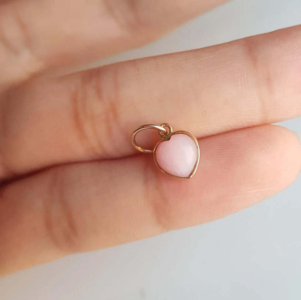 Colgante de piedras preciosas naturales hecho a mano con dije de ópalo rosa corazón oro macizo de 18k Foto 2 de 4