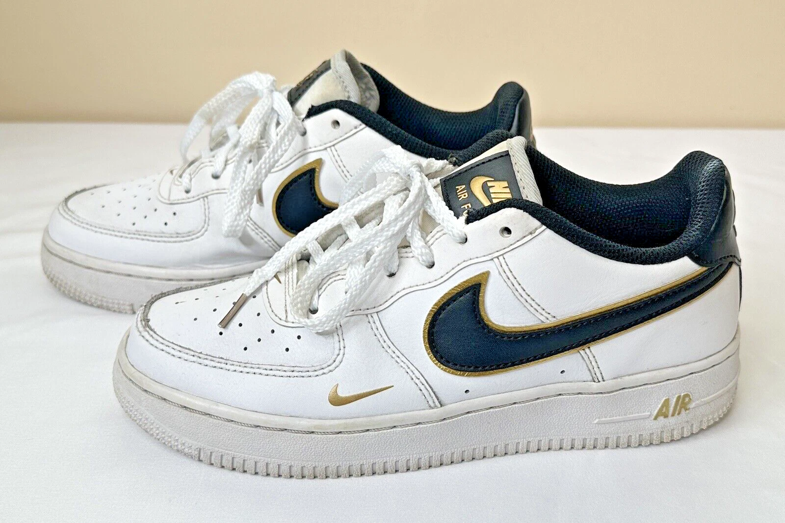 Scarpe Nike Air Force 1 LV8 (GS) basse bianco nero oro metallizzato taglia 5 anni