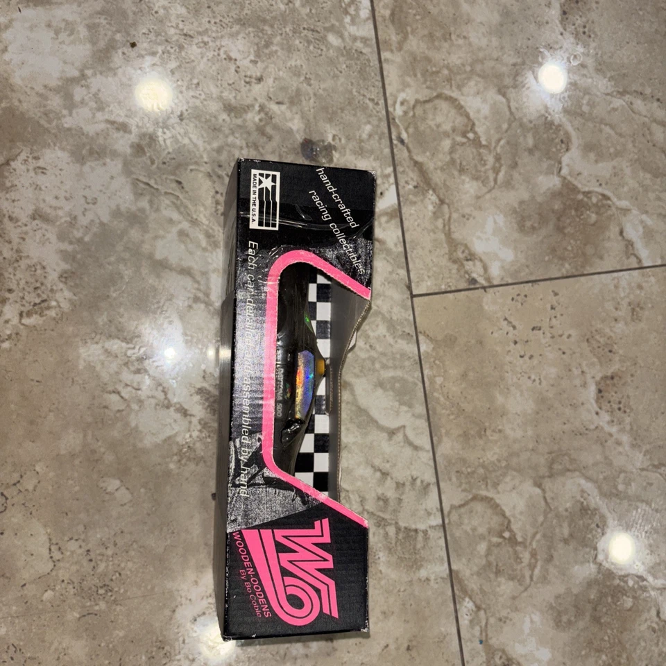 Coche de ritmo Pontiac Daytona 500 negro NASCAR de madera de madera de colección Foto 2 de 4