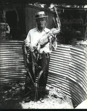 1933 Press Photo W.A. Bevan, manager of Alligator Garden in San Antonio, Texas