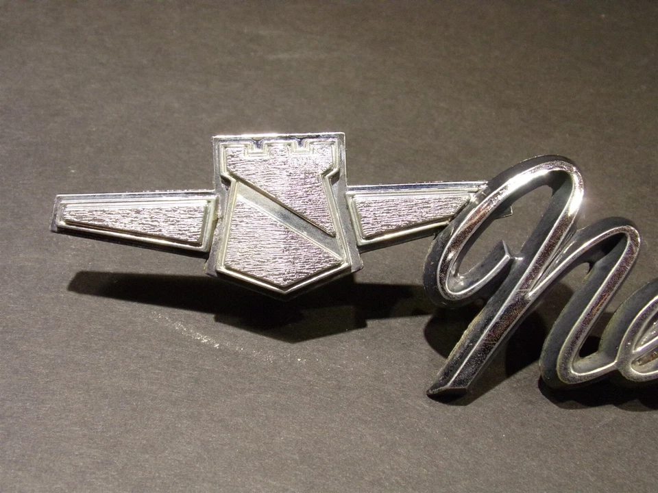 1969 Chrysler Newport Emblem OEM 2901358 - Imagem 2 de 4