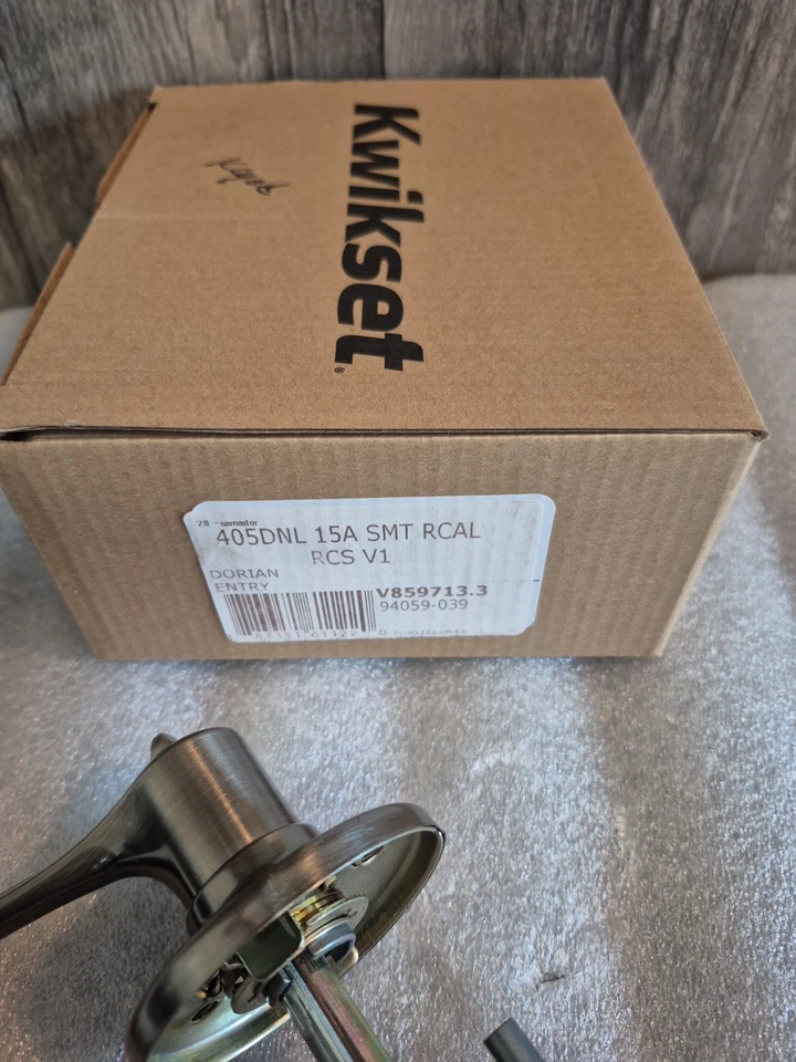 Juego de palancas de perilla de puerta de entrada con llave de níquel satinado Dorian Kwikset 405DNL Foto 2 de 4