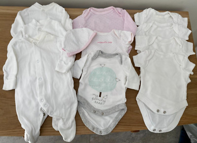 Frühes Baby 5 Pfund 2,5 kg Kleidungspaket - Langarm-/Kurzarmwesten, Babygrows, Mütze
