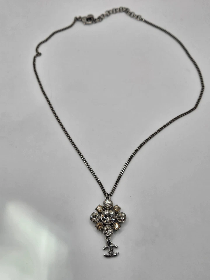 AUTÉNTICO NUEVO Collar Colgante Chanel Tono Plateado Strass Logo CC Foto 3 de 4