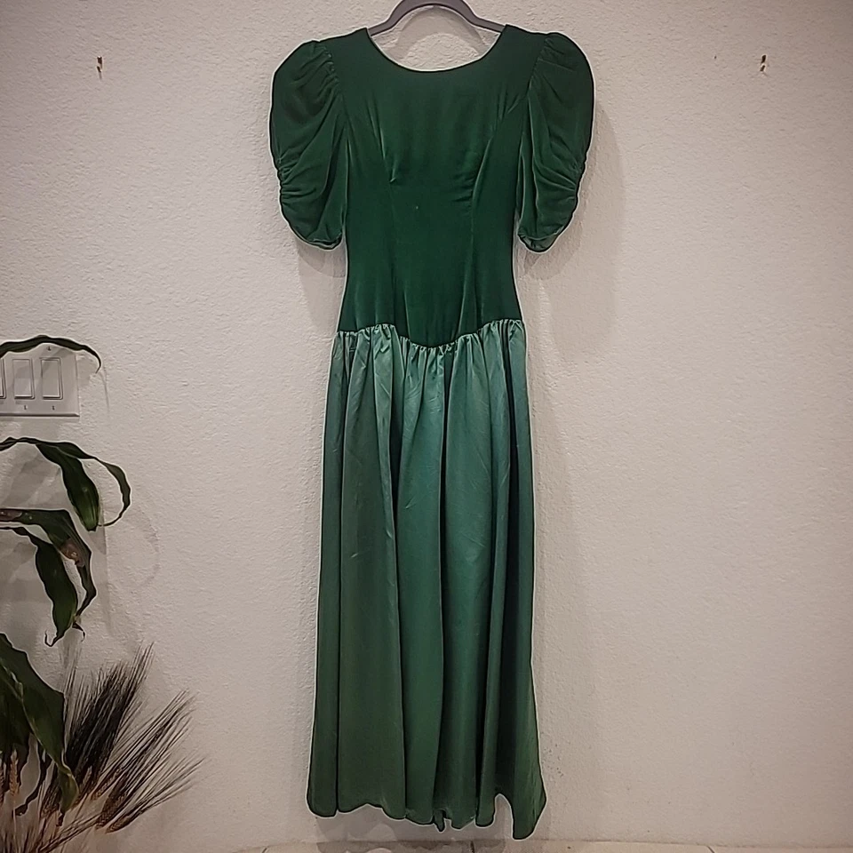 Vestido drapeado espalda hombros abullonados satinado terciopelo verde vintage años 80 Foto 3 de 4