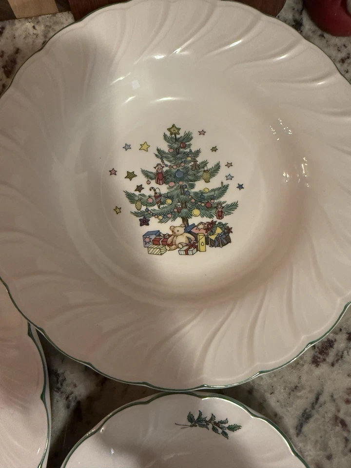 Nikko "Felices Fiestas" Platos de Navidad, Cuencos, App Plates Servicio para 4 Foto 3 de 4