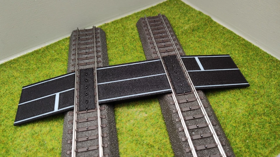 JERKUI 3D DRUCK UND MODELLBAU NEU-H0 Zubehör-H0 Bahnübergang für Märklin C-Gleis - Zweigleisig-58x40mm-H0 1:87