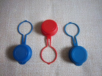 3 Ddr Plastik Milchflaschen Verschlusse 2 X Blau Und 1 X Rot Grosse Dm 4 5 Cm Ebay