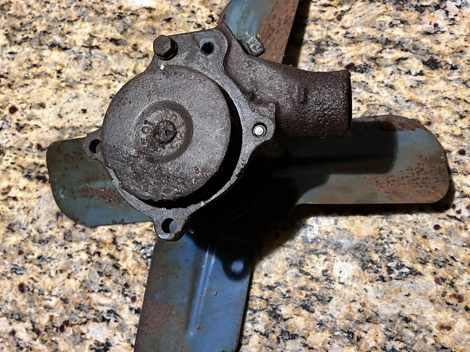 4-blade Cooling Fan & Pulley Chevrolet Truck 1941-1946  - Image 3 of 4