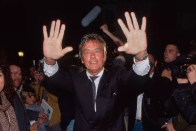 Alain Delon besucht das 13. Cognac Krimi Film Festival am 9. April - 4x6 Foto