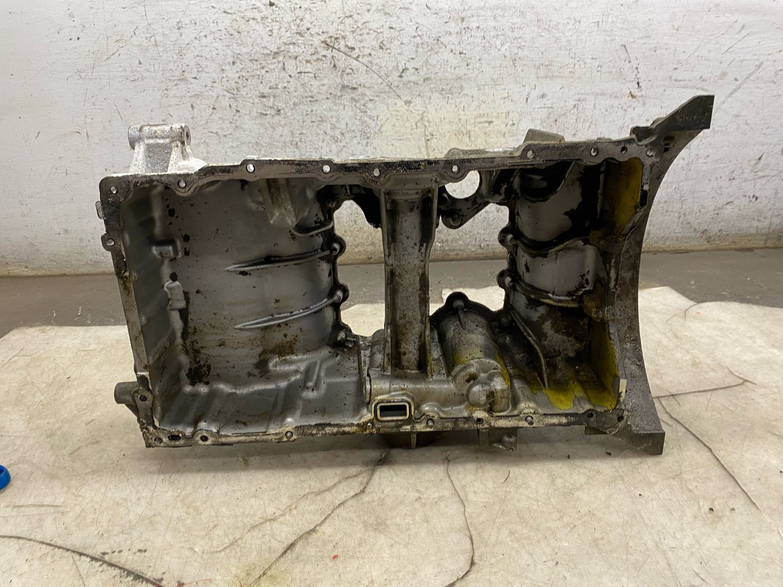 2020-2025 ASTON MARTIN DBX OEM 4.0L UPPER ENGINE OIL PAN 1770108904