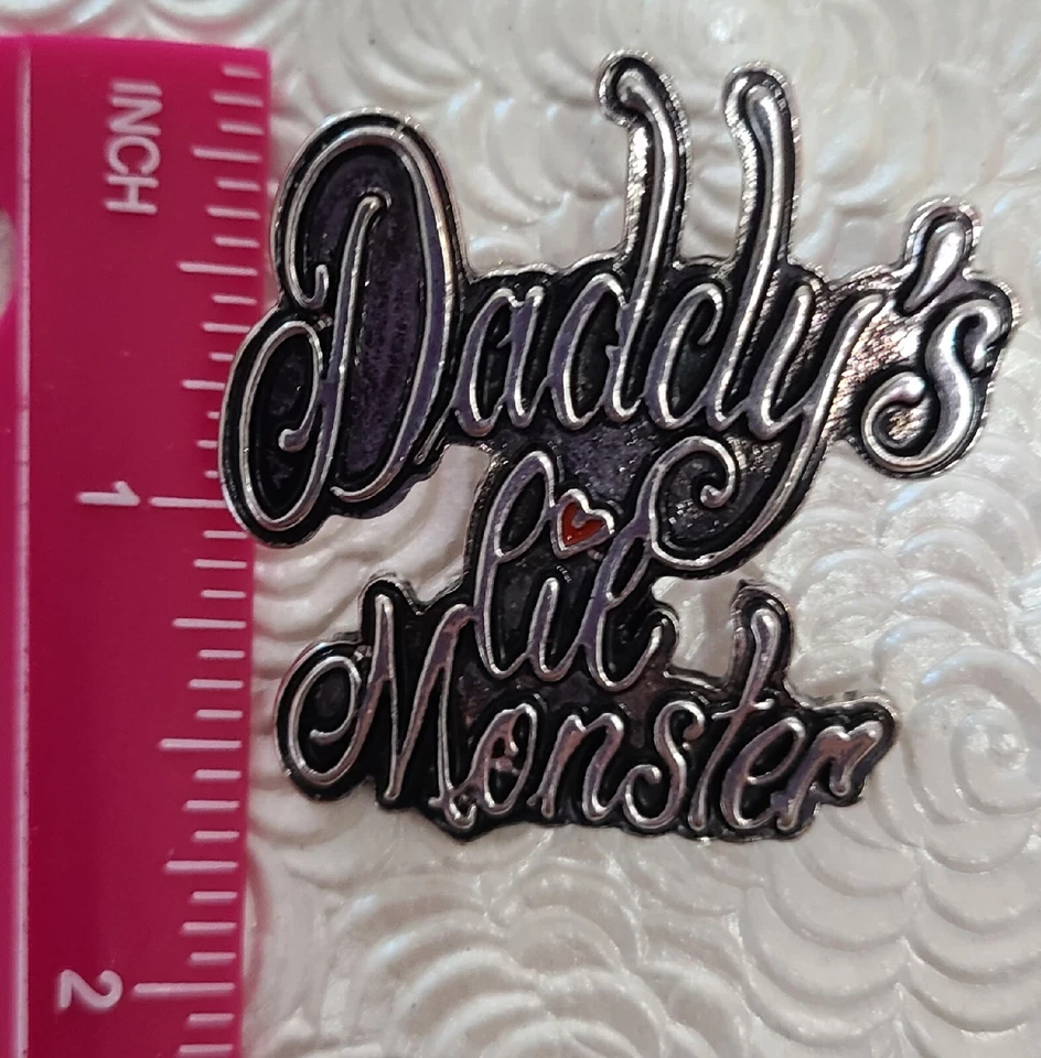 Prendedor de metal esmaltado usado DC Comics Escuadrón Suicida Harley Quinn "Daddy'sLil Monster" Foto 3 de 3