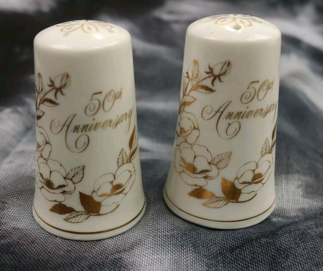 50年ほど前のソルトアンドペッパー Vtg Set of Golden 50th Anniversary Ceramic Salt & Pepper Shakers
