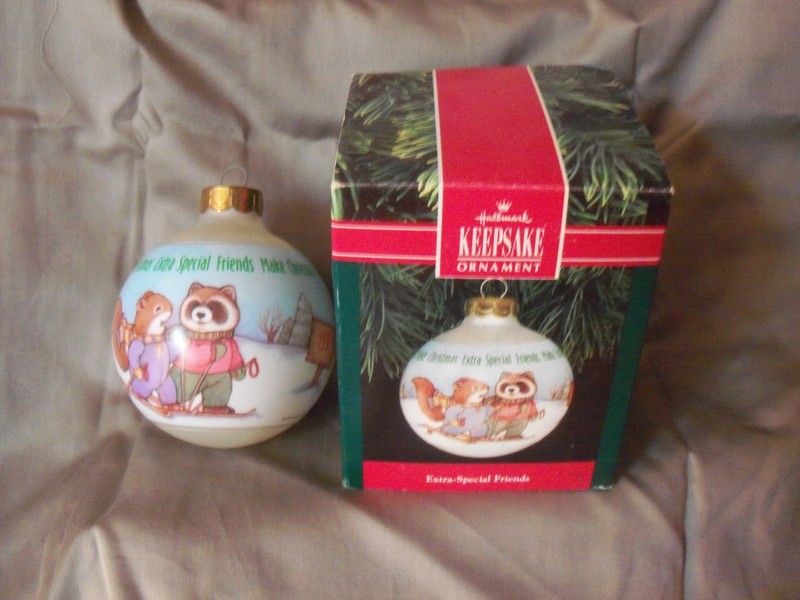 1991 HALLMARK KEEPSAKE EXTRA-SPECIAL FRIENDS RACCOON & SQUIRREL GLASS ORNAMENT