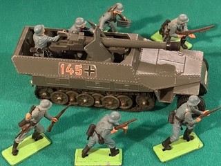 VINTAGE DINKY TOYS 7.5MM GERMAN ARMY TANK DESTROYER WITH 8 GERMAN SOLDIERS