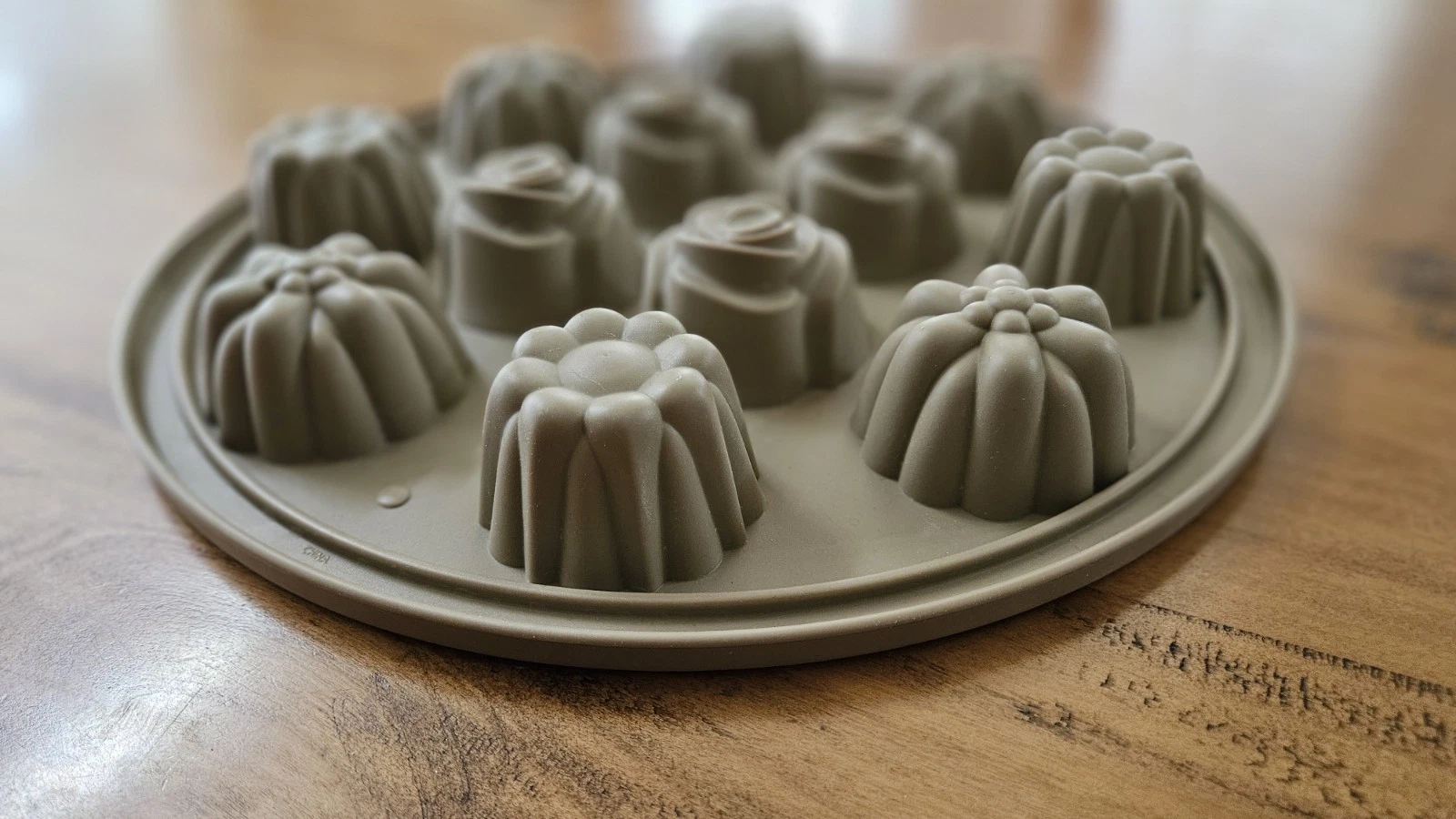 Pampered Chef Silicone Cupcake Muffin Pan with Floral Molds Steel Frame