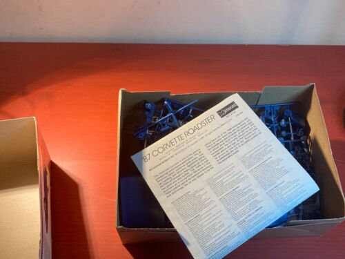 Monogram 1987 Chevrolet Corvette Roadster MetalFlake BLUE 1:24 Model 2742 - Picture 3 of 8