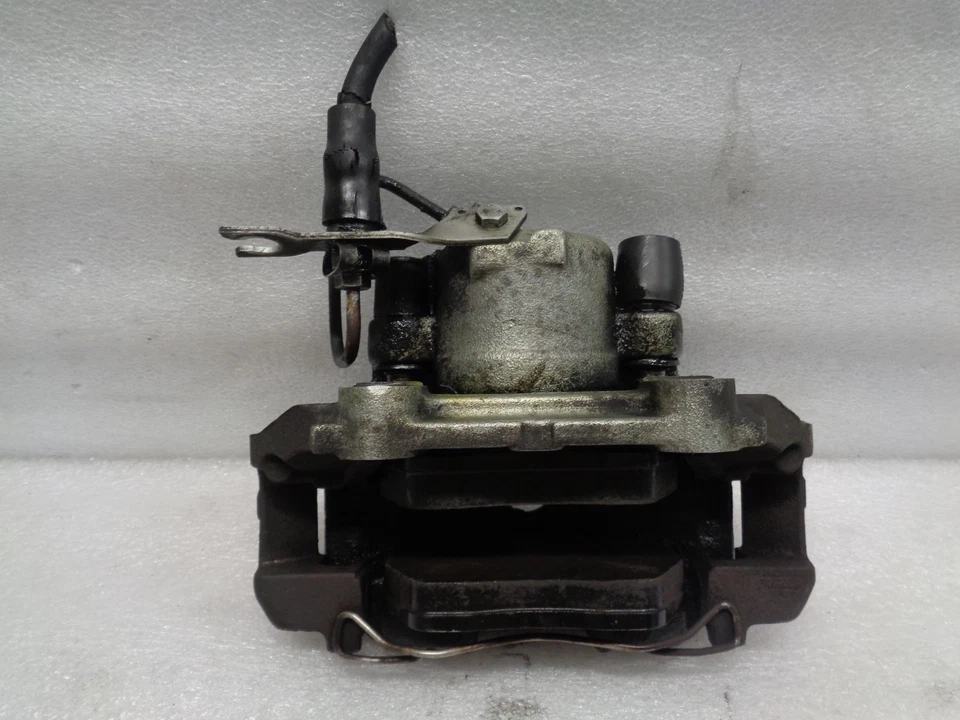 Pinza de freno delantera derecha del lado del pasajero Volkswagen Passat 1998-2005 OEM DK81168 Foto 4 de 4