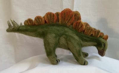 Nadelfilzter Stegasaurus - handgefertigter Dinosaurier