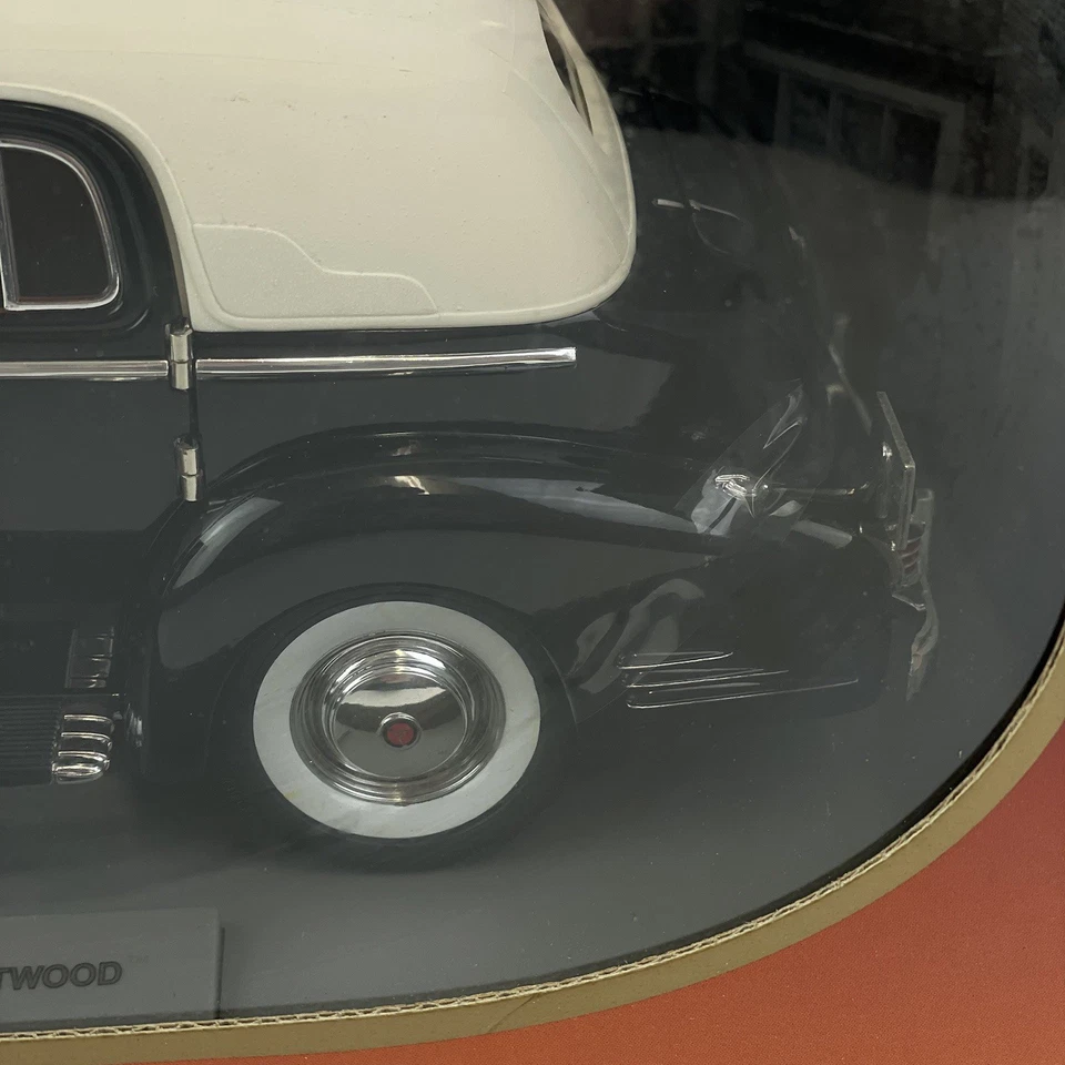 Signature Models Boxed 1:18 Scale 1938 Cadillac V16 Fleetwood 18117 - Image 4 of 4