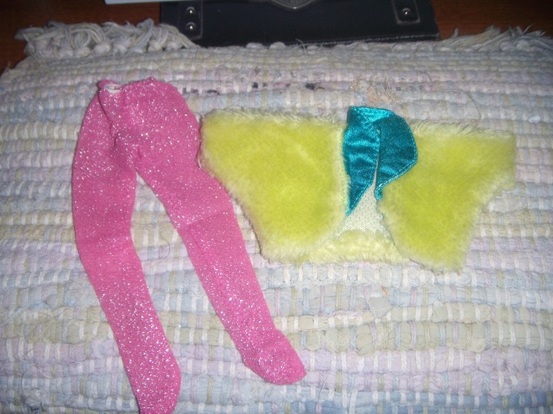HASBRO'S 1980'S  JEM DOLL'S  ORIGINAL YELLOW FUR & AQUA TRIM COAT& TIGHTS