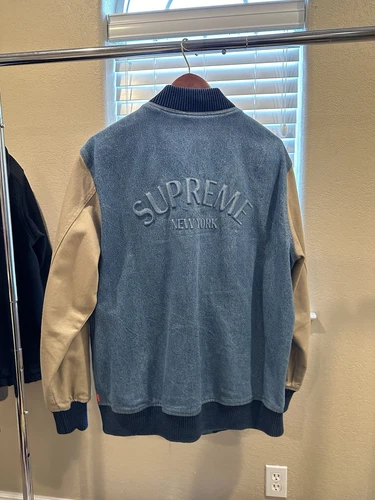 Grande veste universitaire en denim suprême