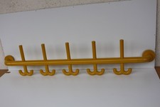 HEWI Kleiderstange/Wandgarderobe aus Metall mit 5 Haken gelb ca. 93 cm lang