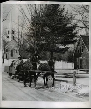 1957 Press Photo Sturbridge Mass old time sleigh ride in the village - nee15088