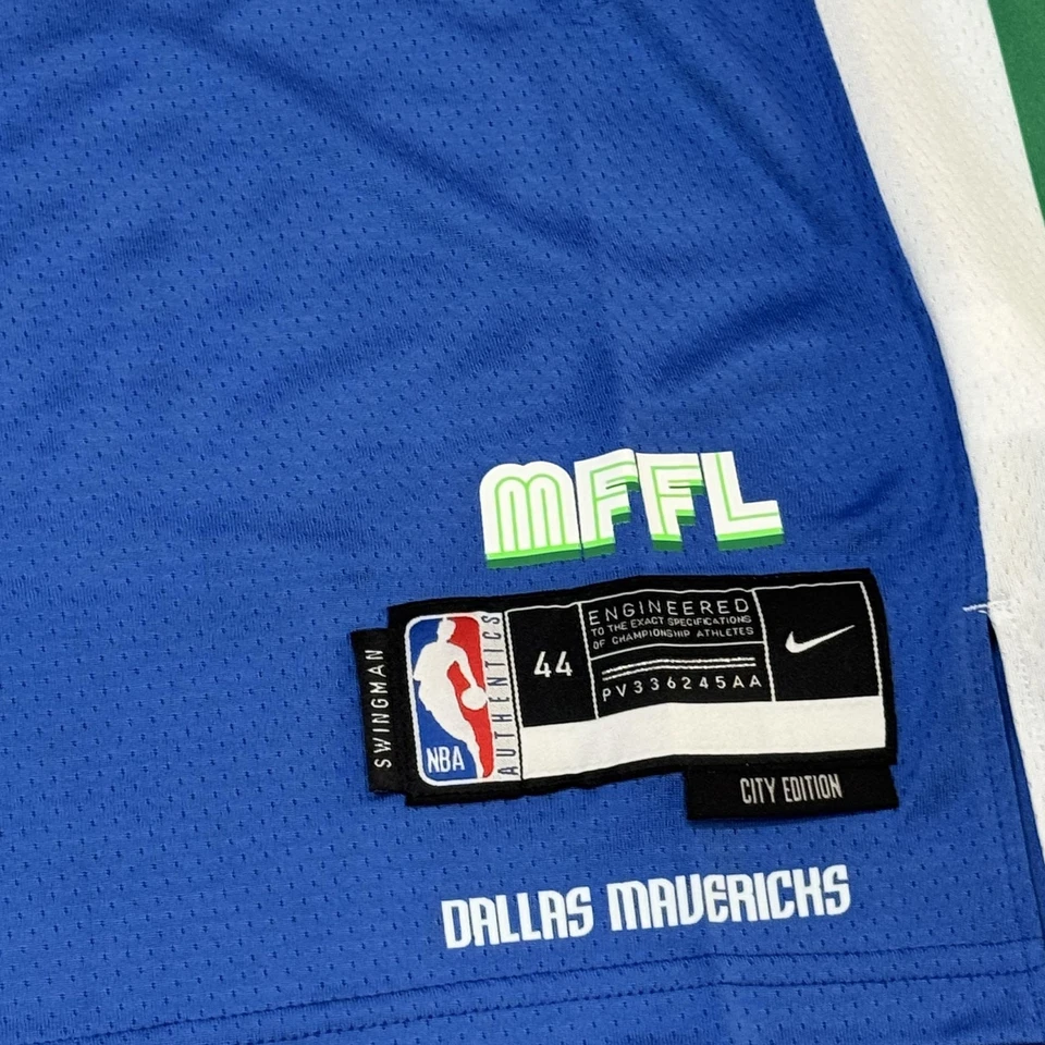 Camiseta Kyrie Irving Dallas Mavericks azul média Nike City Edition Swingman Mavs - Imagem 2 de 4