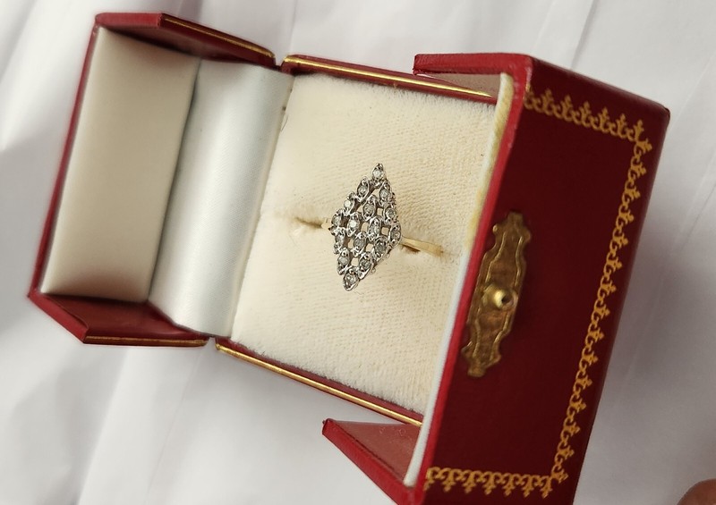14KT GOLD DIAMOND RING LONGATED TOP W, 16 DIAMONDS