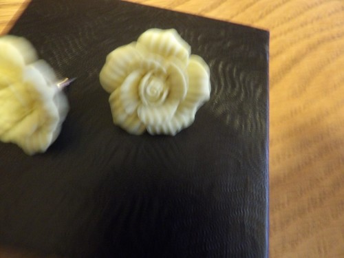 NIB (box is damaged) Windsor flower pierced earrings - white