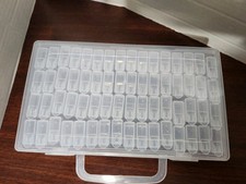 Aufbewahrungsbehälter aus Kunststoff mit 64 Fächern transparent