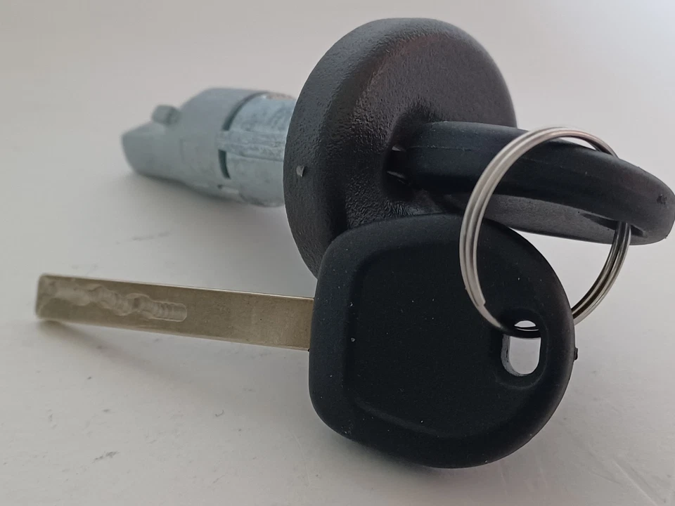 Cilindro de bloqueo de puerta para Chevy Silverado 7024124 2014-20 con 2 llaves Foto 3 de 4