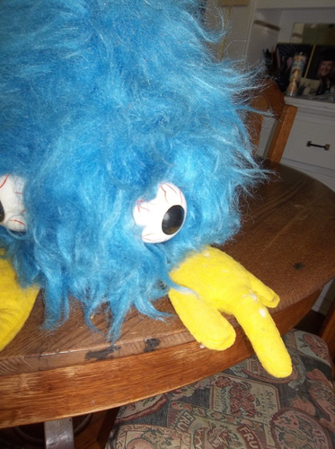 Peluche vintage Spectacular Products I’M SLURP blu con piedi gialli con occhi di sangue - Foto 6 di 9