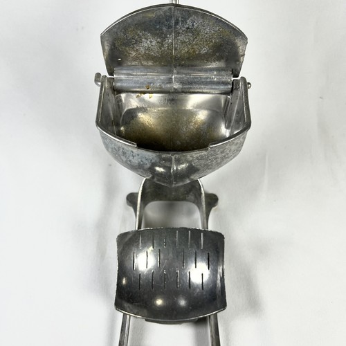 VTG Wear Ever Aluminum Hand Press Juicer Fruit Squeezer Countertop ALCOA USA - Picture 7 of 13
