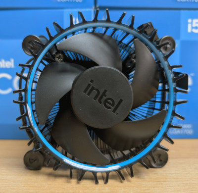 Intel Laminar RM1 Sockel 1700 CPU Kühler in geöffneter i5 12400 Box-Verpackung