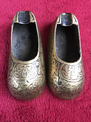 Vintage Paar Metall / Messing Aschenbecher entworfen als Schuhe 3 3/4 Zoll je 85g.467